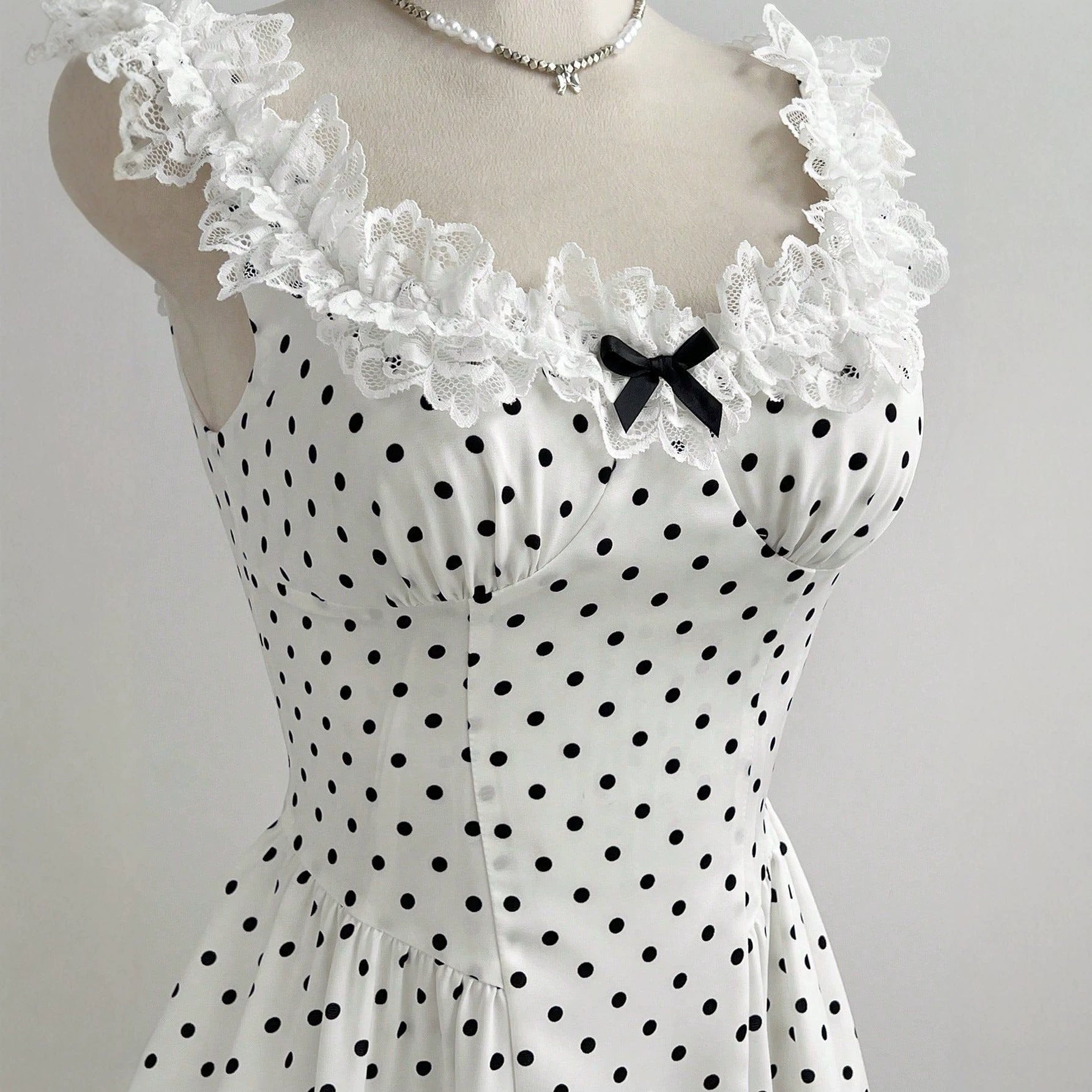 Vestido corto de lunares con volantes y lazo
