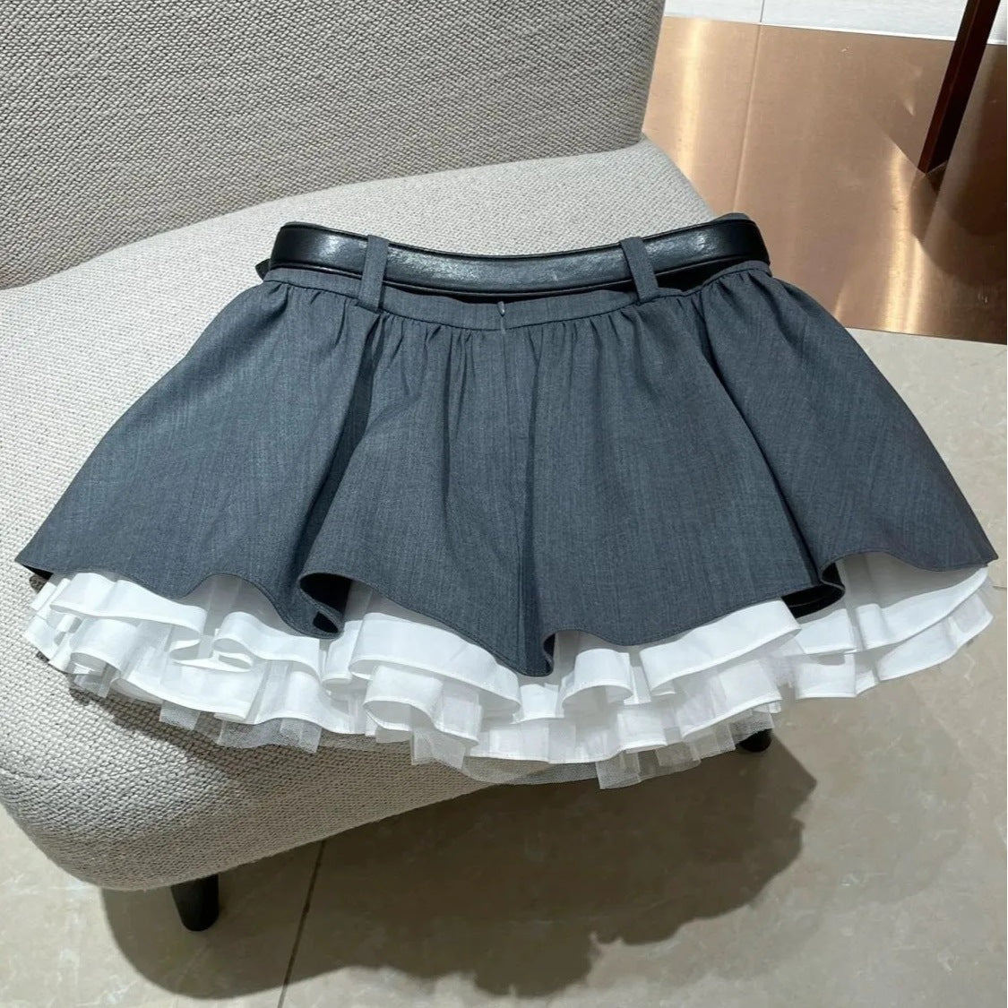 Falda colegiala con volante gris
