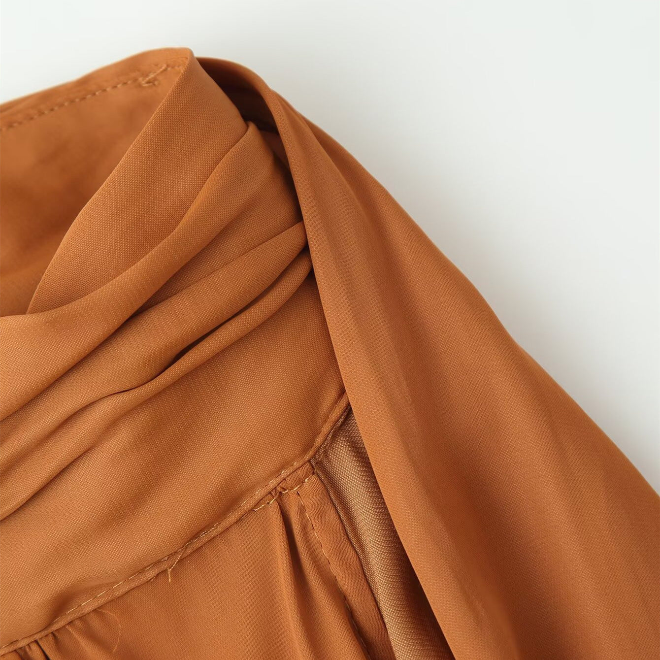 Top de seda plisado con cuello colgante