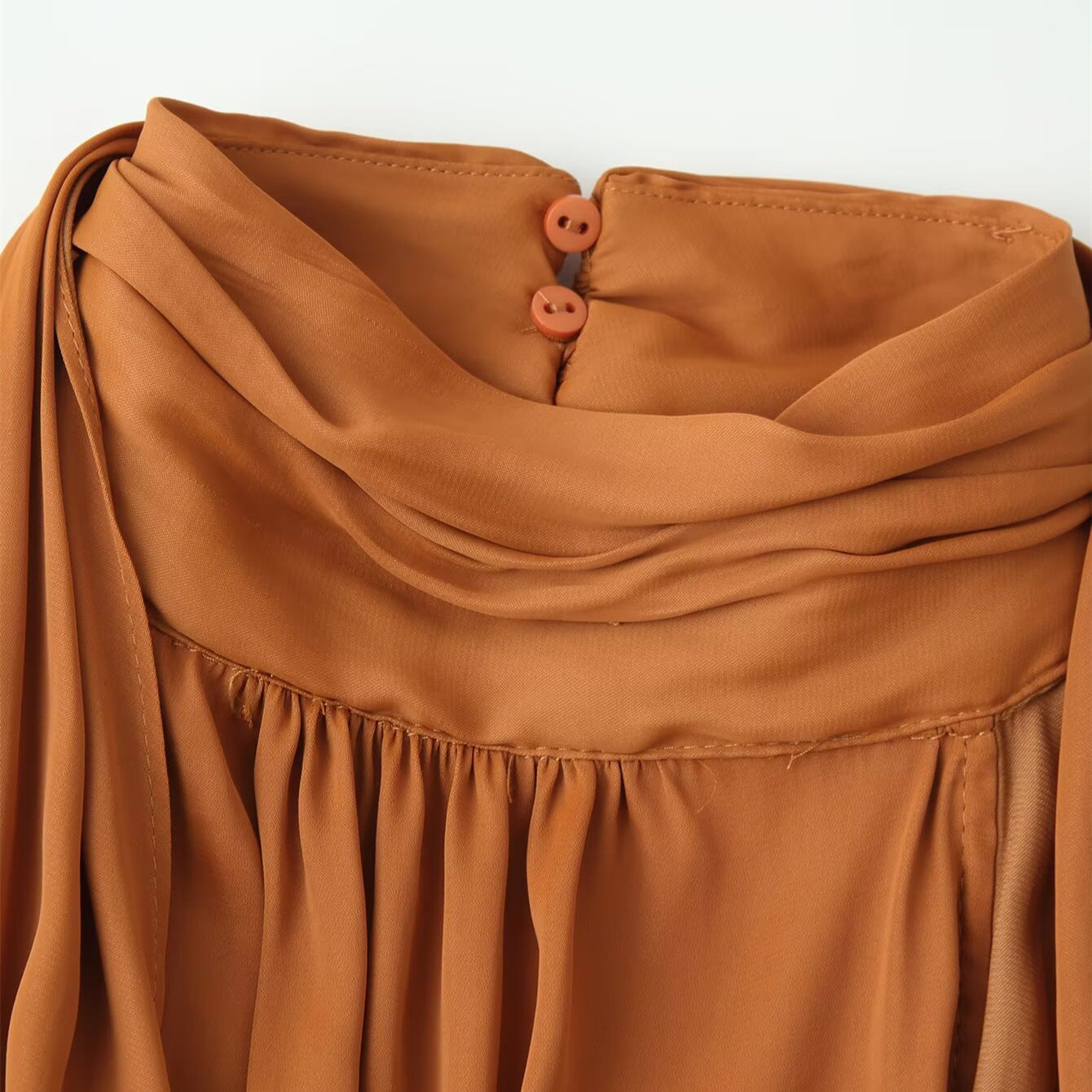 Top de seda plisado con cuello colgante