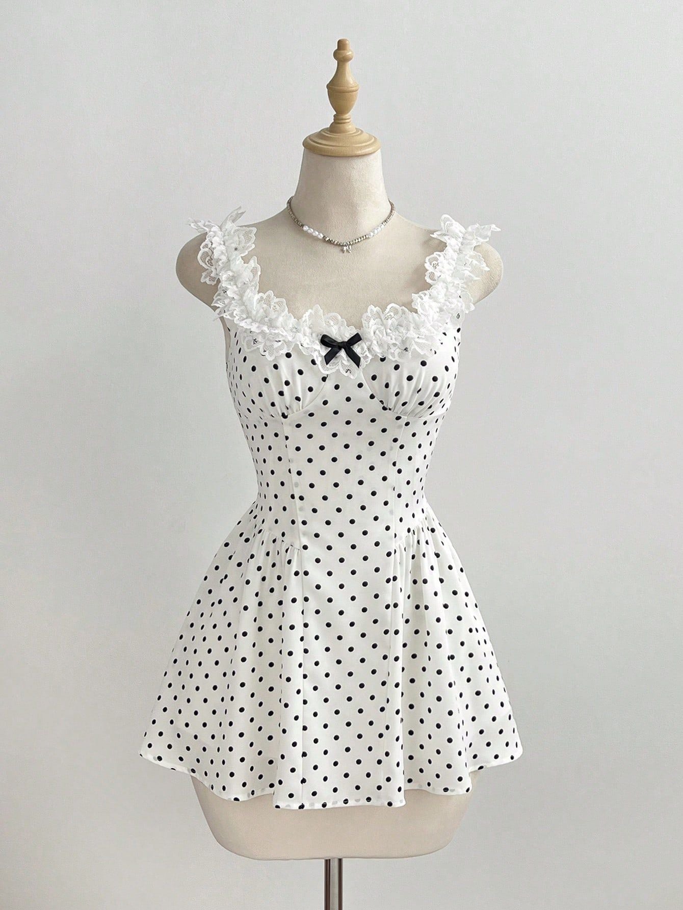 Vestido corto de lunares con volantes y lazo