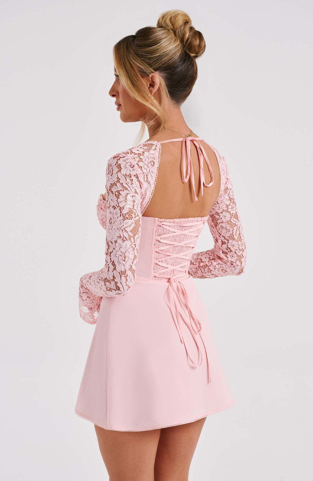 Vestido Corto de Encaje Manga Larga Cuello Cuadrado Espalda Descubierta Mujer