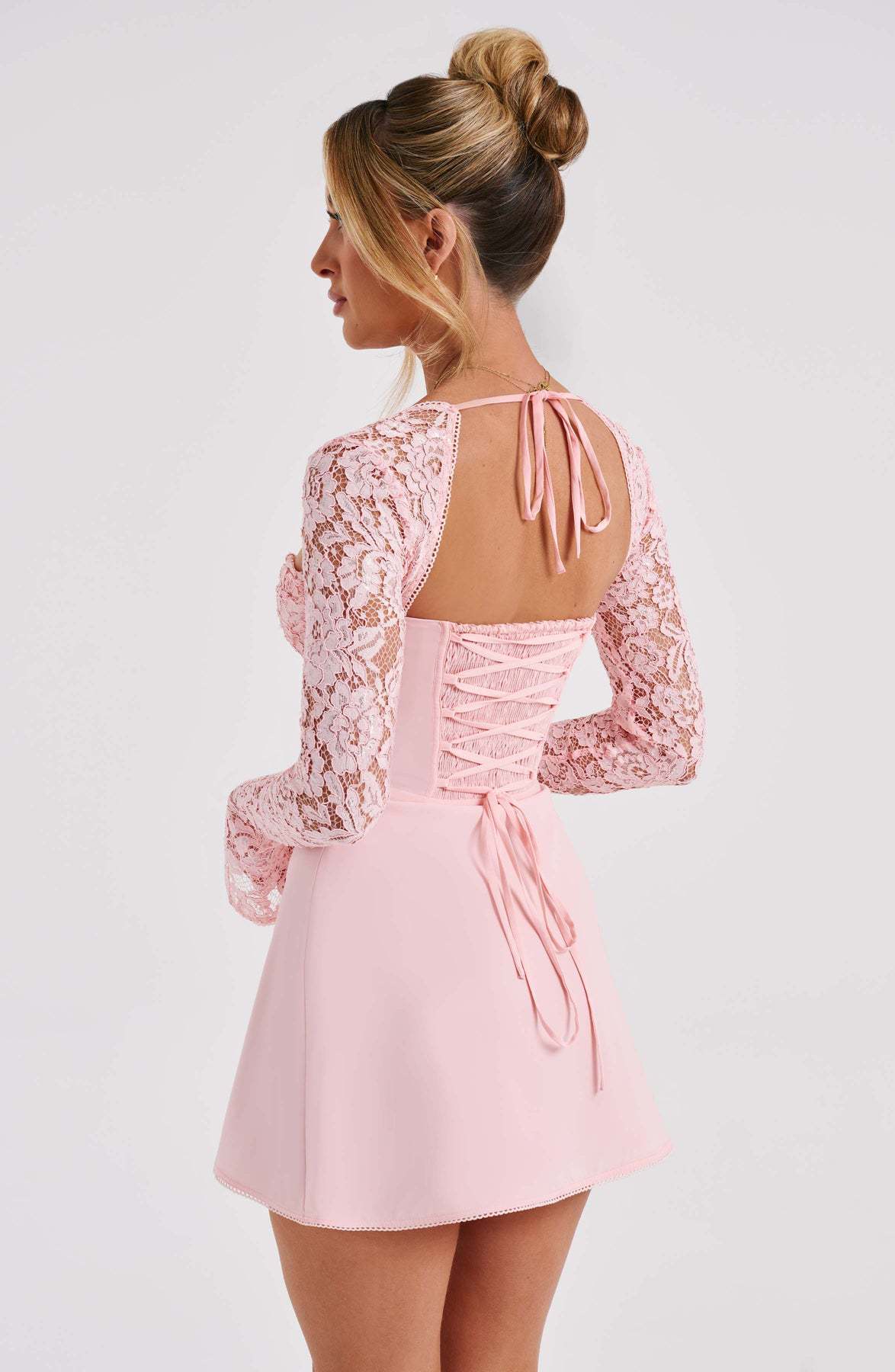 Vestido Corto de Encaje Manga Larga Cuello Cuadrado Espalda Descubierta Mujer