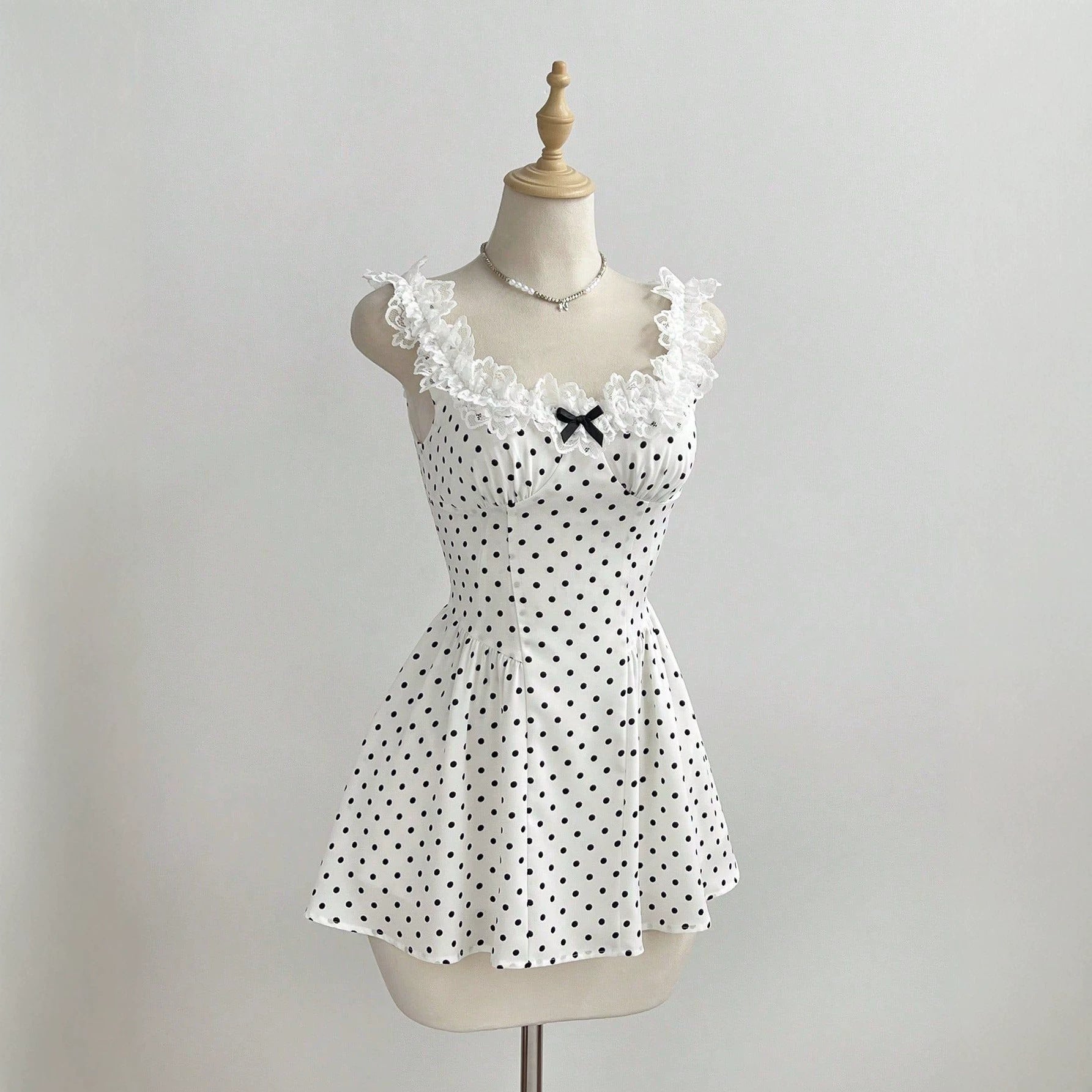 Vestido corto de lunares con volantes y lazo