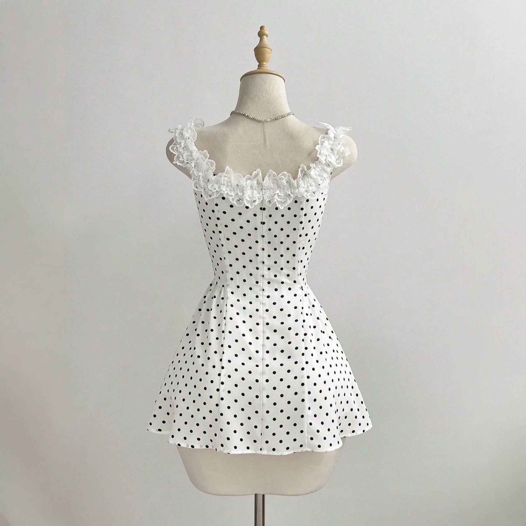 Vestido corto de lunares con volantes y lazo