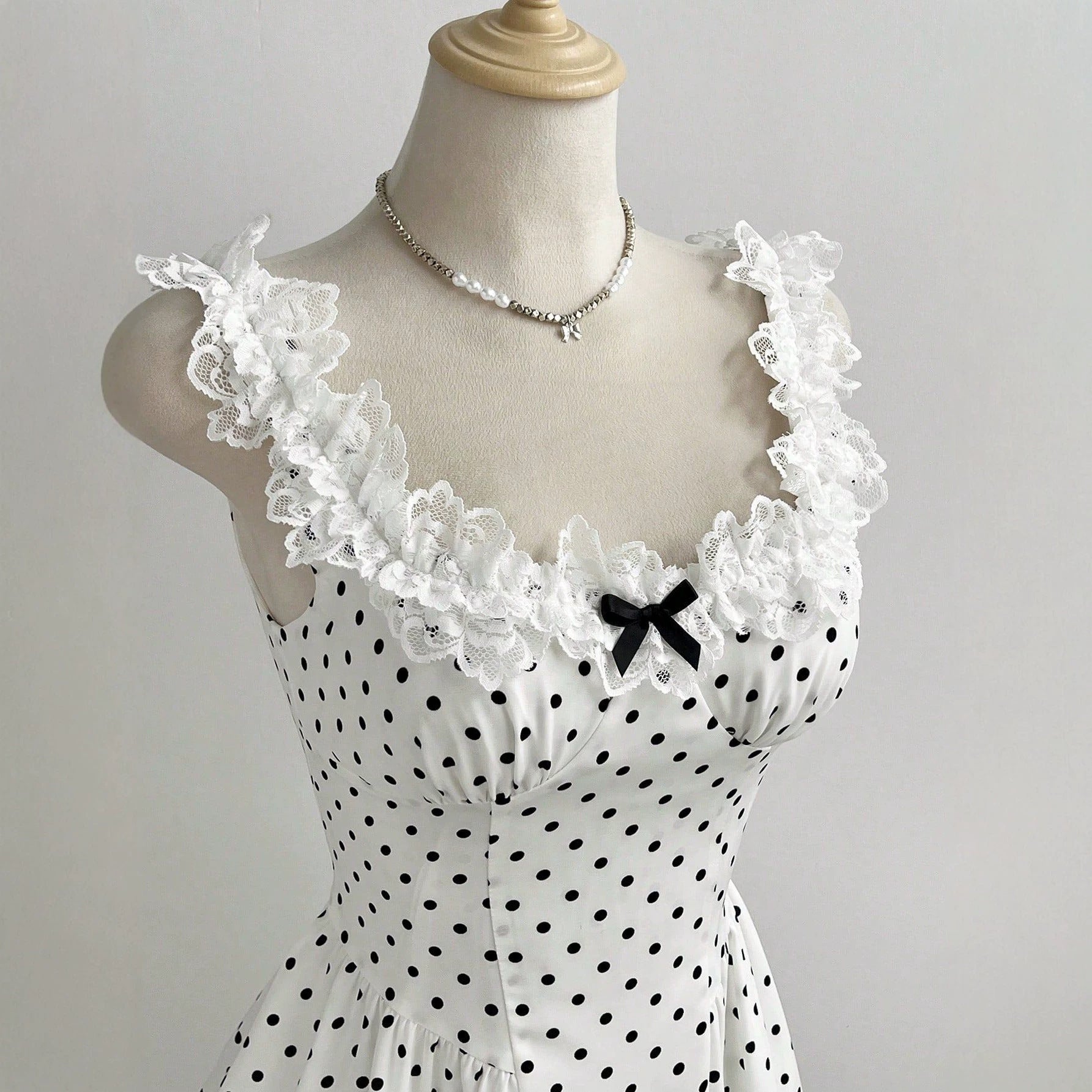 Vestido corto de lunares con volantes y lazo