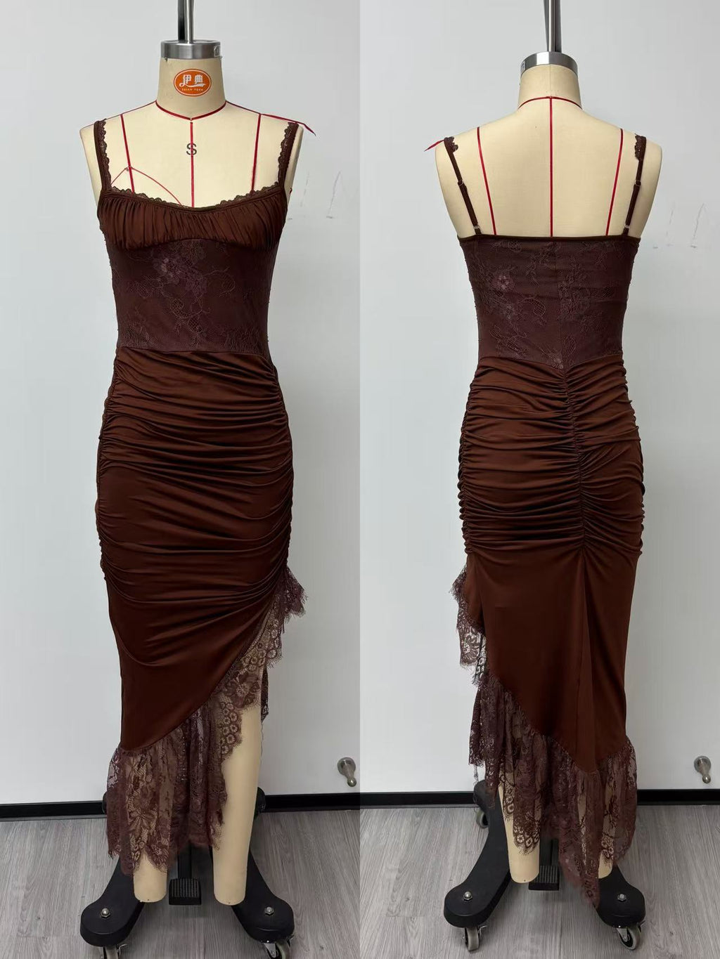 Vestido Largo Marrón con Tirantes Plisado y Detalle de Encaje