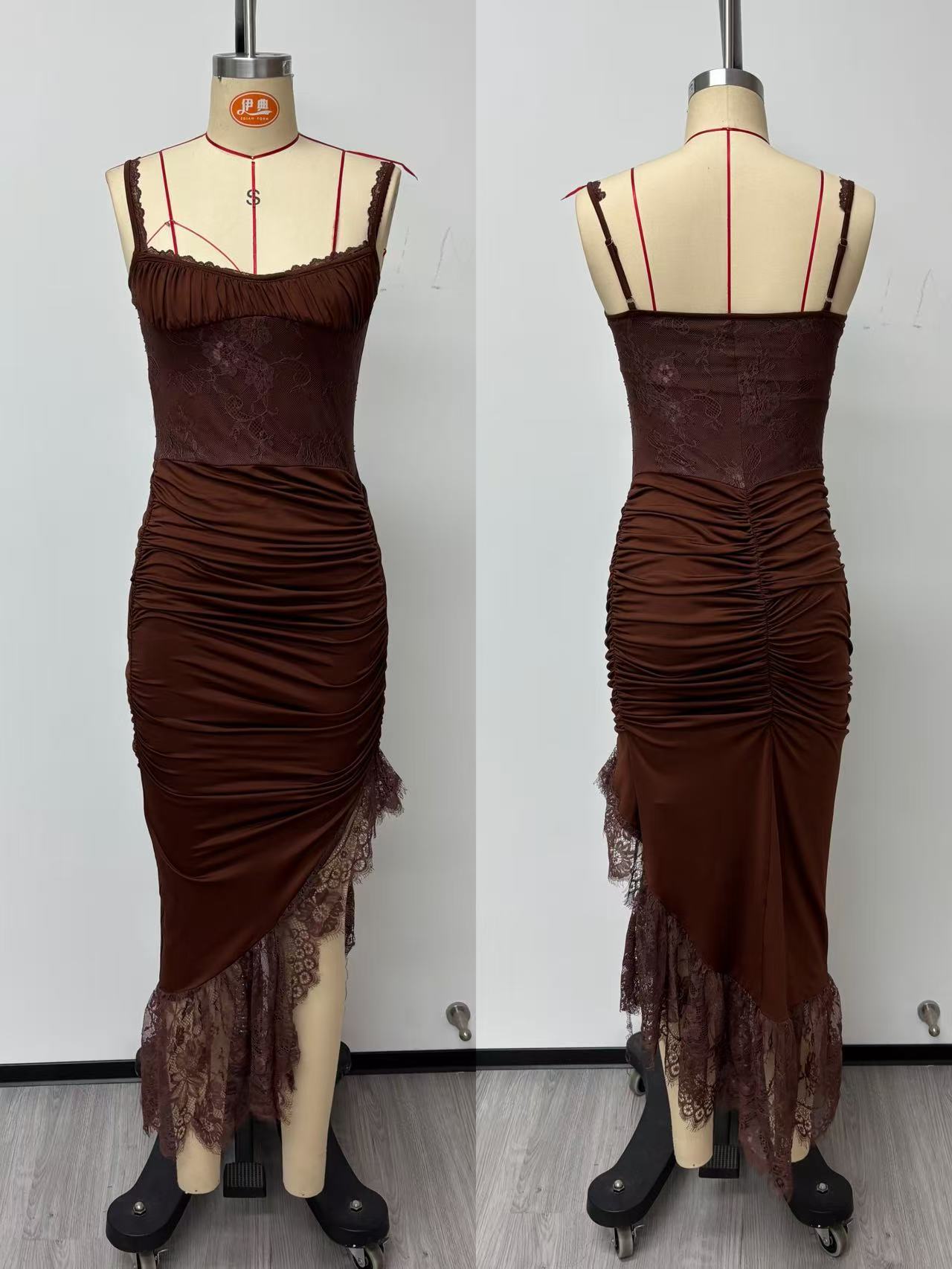 Vestido Largo Marrón con Tirantes Plisado y Detalle de Encaje