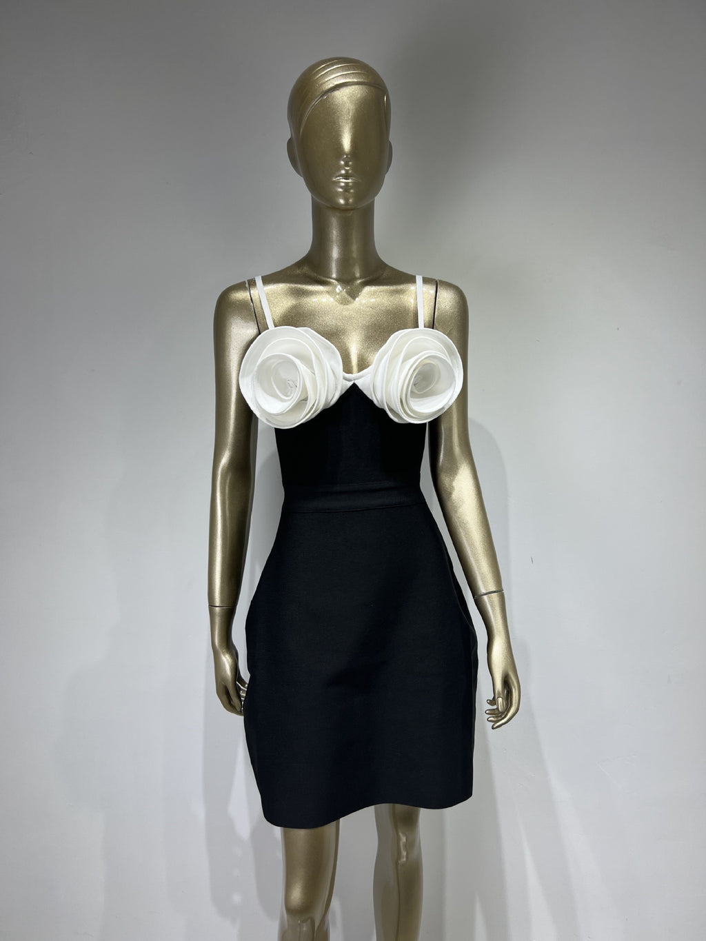 Fashionable and sexy white suspender flower A-line black party dress