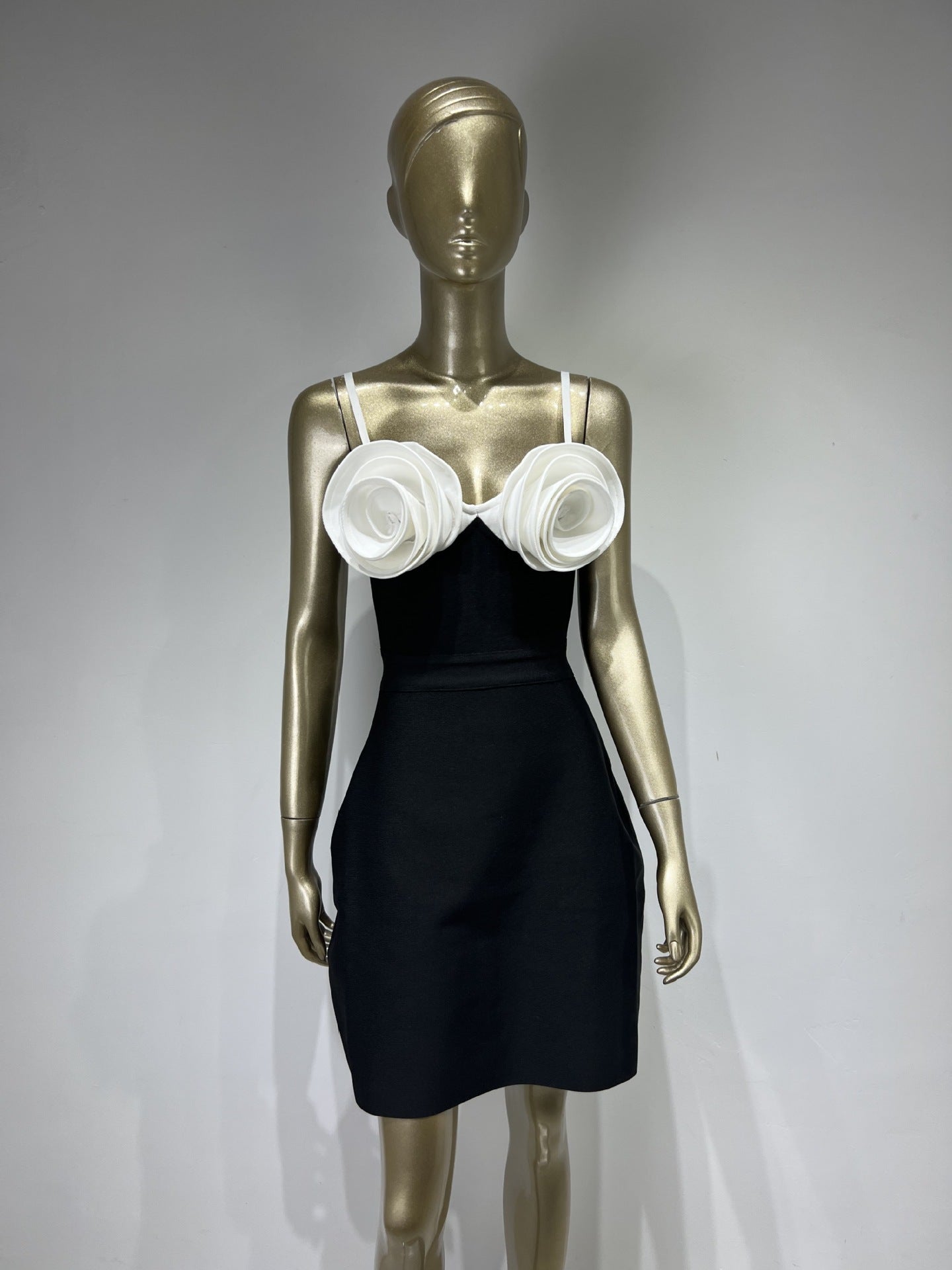 Fashionable and sexy white suspender flower A-line black party dress