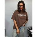 Camiseta ancha de manga corta con cuello redondo y estampado de letras