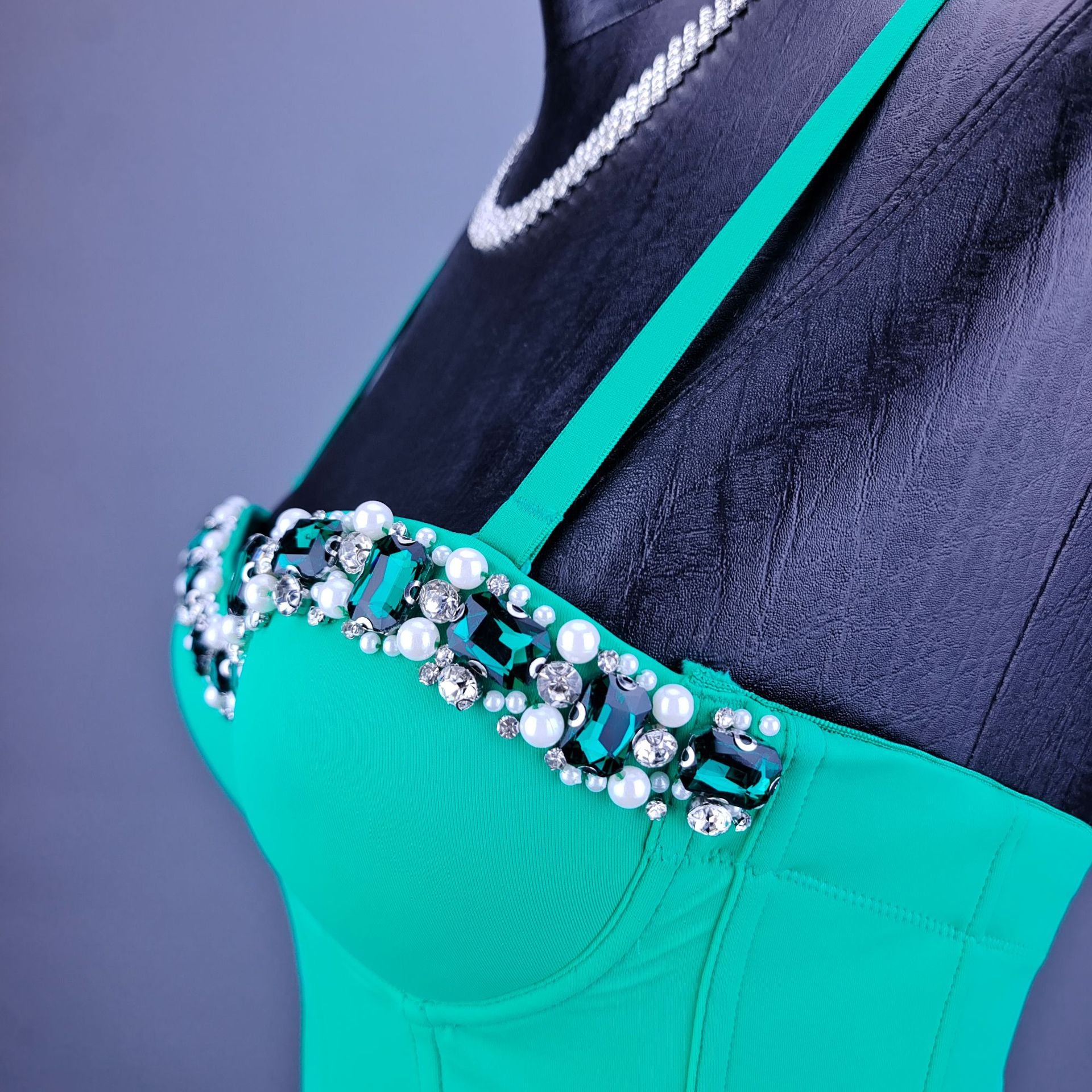 Top Corsé francés con decoraciones de diamantes y perlas