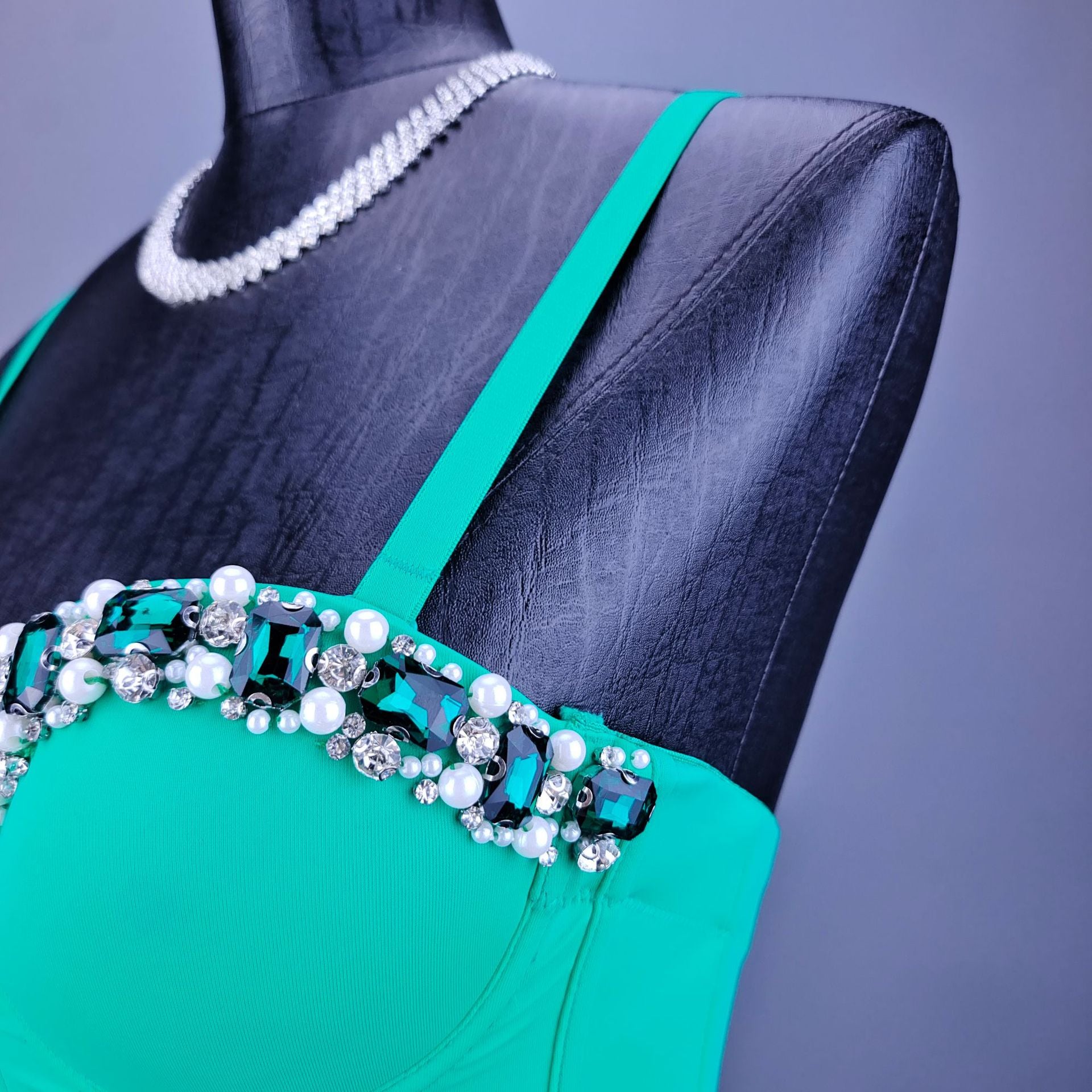 Top Corsé francés con decoraciones de diamantes y perlas