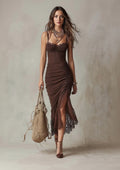 Vestido Largo Marrón con Tirantes Plisado y Detalle de Encaje