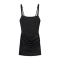 Vestido sin mangas ajustado con pliegues y falda corta