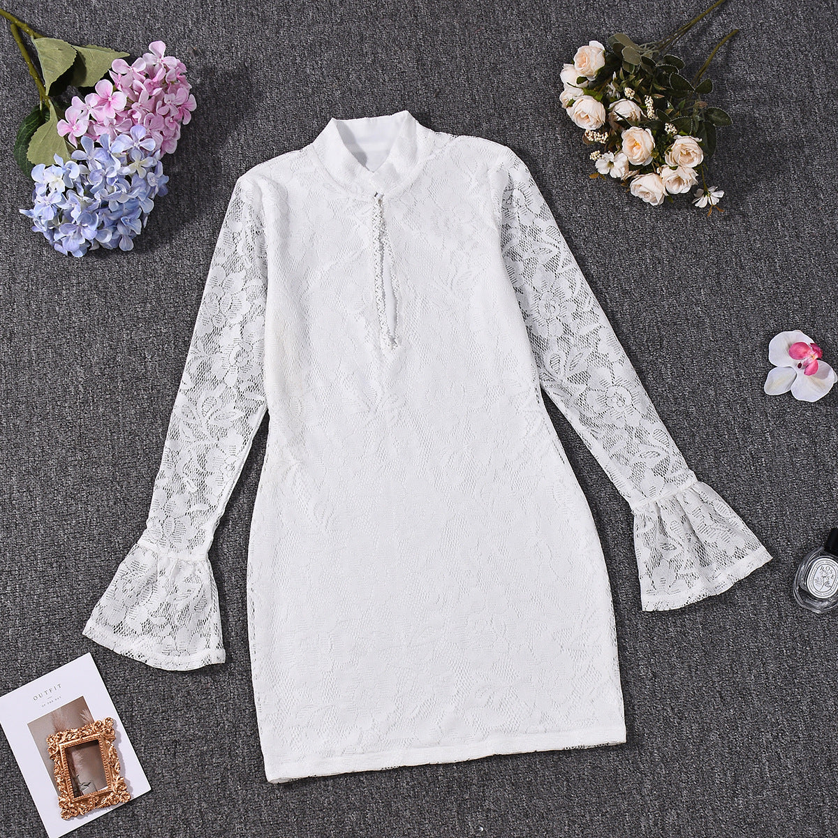 Vestido Corto Manga Acampanada Forrada de Encaje Cuello Redondo Mujer