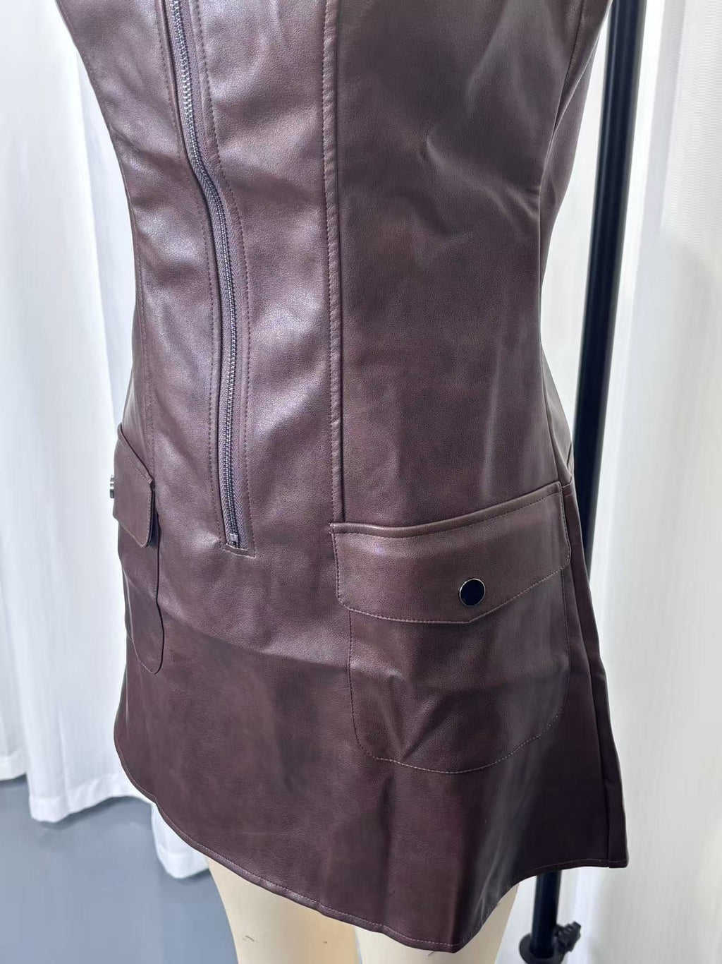 Vestido Corto Bodycon Cuero Cremallera Escote V Sin Mangas