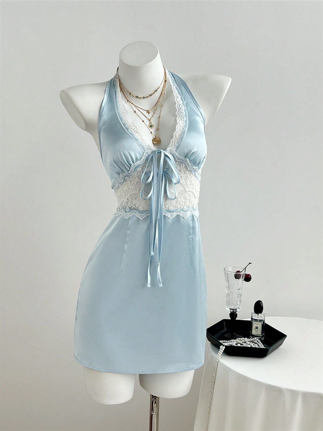 Vestido Satinado corto con escote V