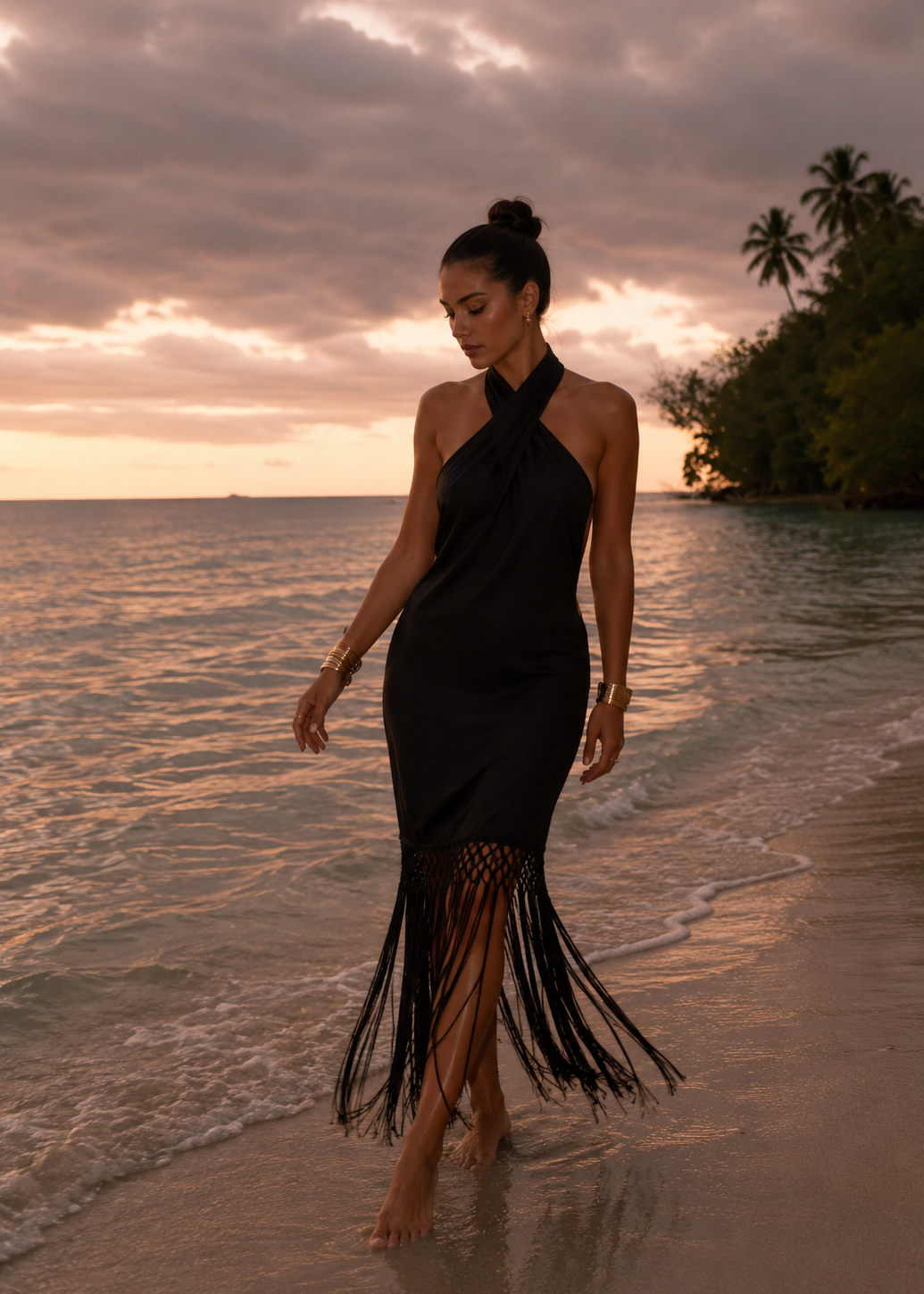 Vestido de lino con cuello halter decorado con flecos negros