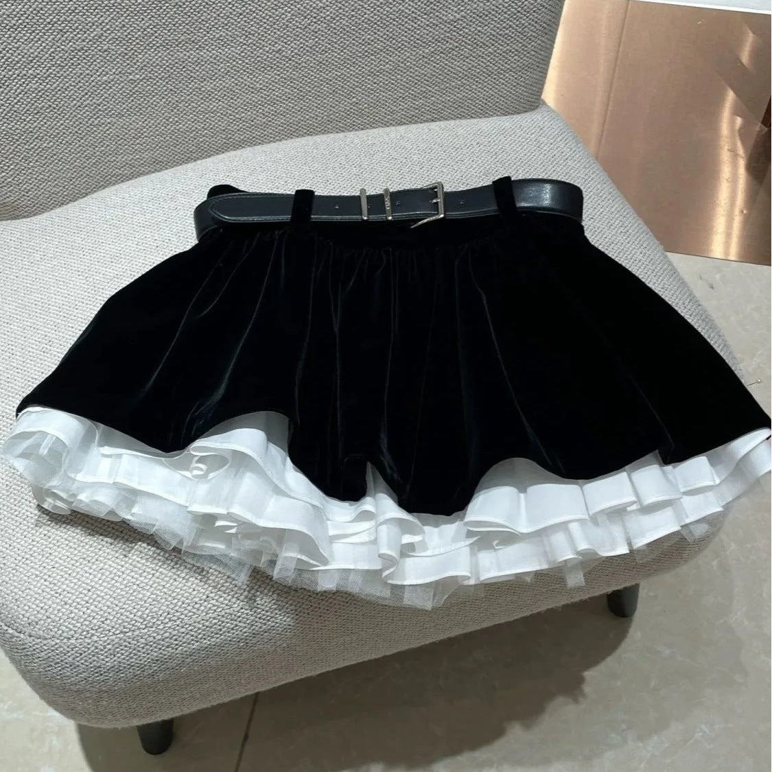 Falda colegiala con volante gris